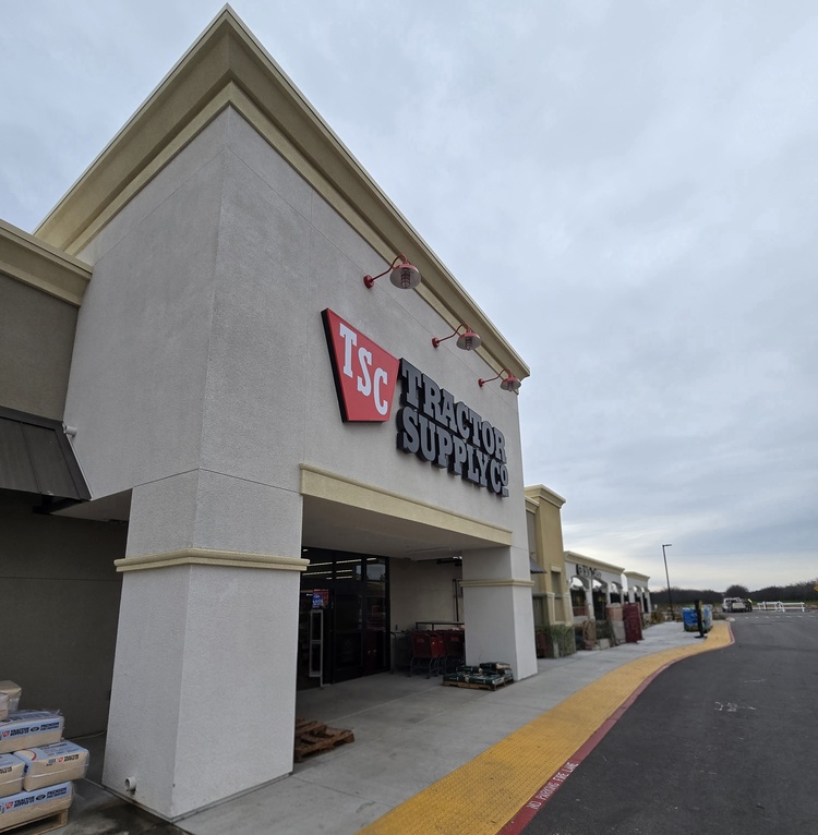 Large-scale retail entrance featuring off-white smooth plastering and decorative cornices to elevate the store's curb appeal.